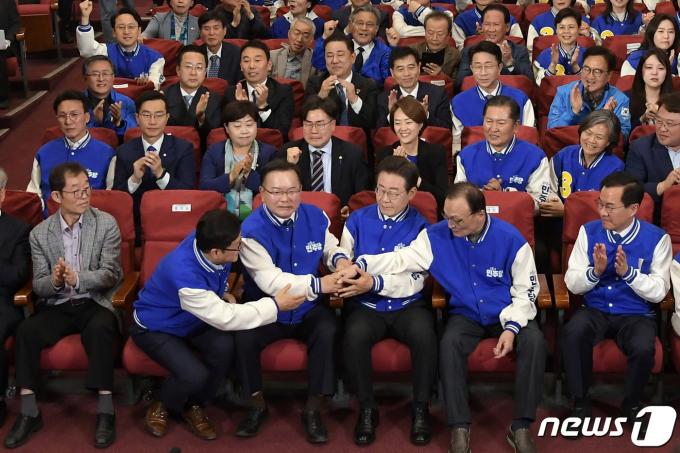 [사진] 민주당 '출구조사 결과에 환호'