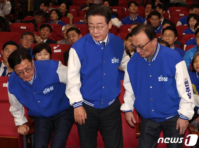 [사진] 개표 상황실 나서는 이재명·이해찬