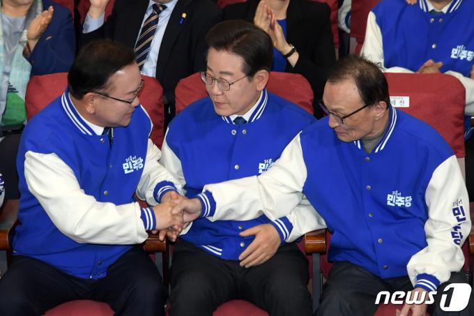 [사진] 이재명·이해찬·김부겸 '총선 압승'
