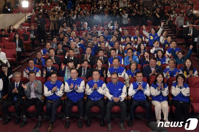 [사진] 박수치는 더불어민주당