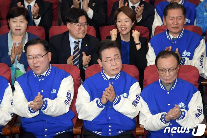 [사진] 박수치는 민주당 지도부