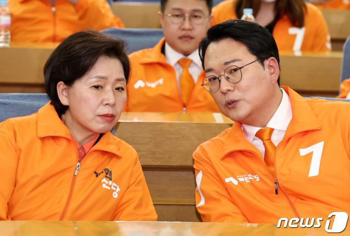 [사진] 대화 나누는 양향자·천하람