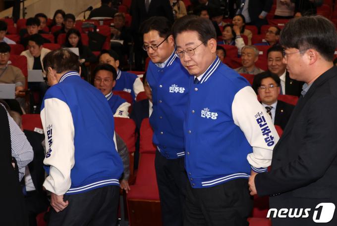 [사진] 개표 상황실 나서는 이재명 대표