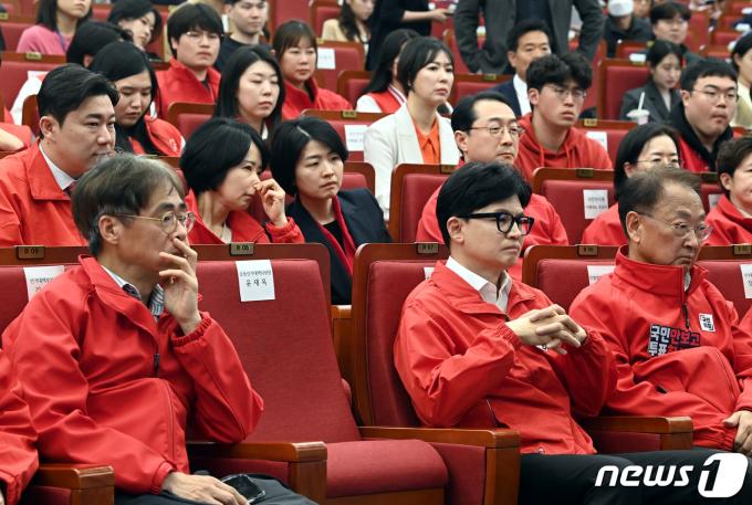 [사진] 착잡한 표정의 국민의힘