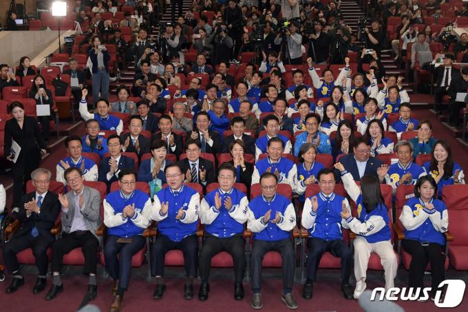 [사진] 환호하는 민주당 지도부