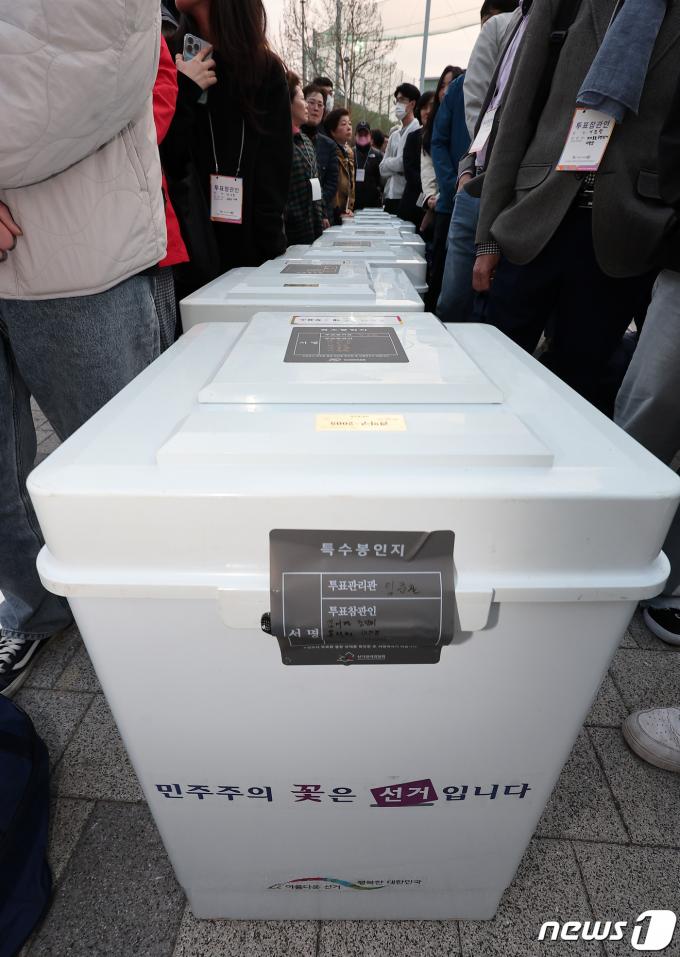 [사진] '민주주의 꽃은 선거입니다'
