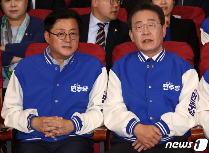 [사진] 대화 나누는 이재명·홍익표