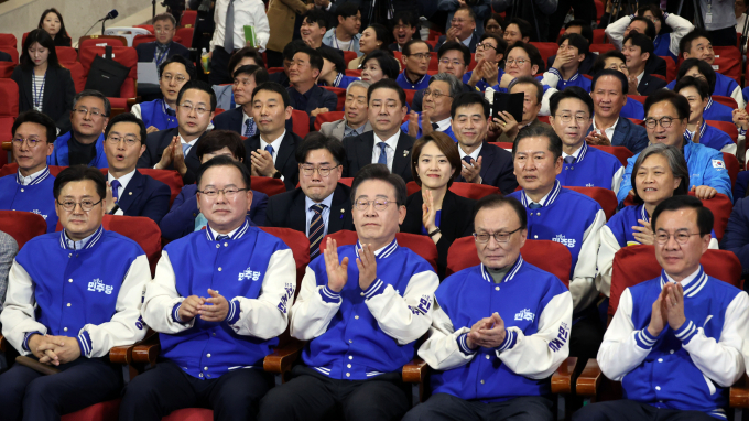 이재명 더불어민주당 대표, 이해찬·김부겸 상임공동선거대책위원장 등 당 지도부가 10일 오후 서울 여의도 국회 의원회관에 마련된 제22대 국회의원선거(총선) 민주당 개표 상황실에서 방송사 출구조사 결과를 지켜보며 환호하고 있다. / 사진=공동취재
