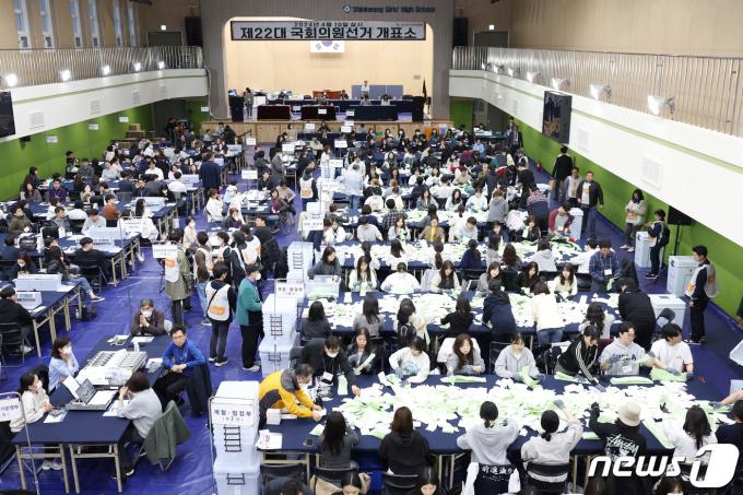 [사진] 22대 총선 개표 시작