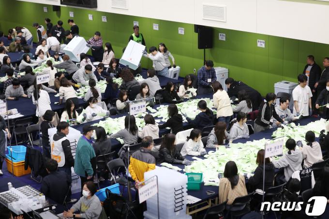 [사진] 개표 작업으로 분주한 개표소