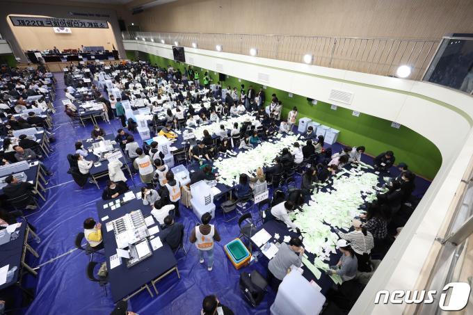 [사진] 22대 국회의원 선거 개표 시작