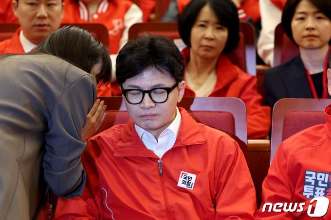 [사진] 어두운 표정으로 보고 받는 한동훈
