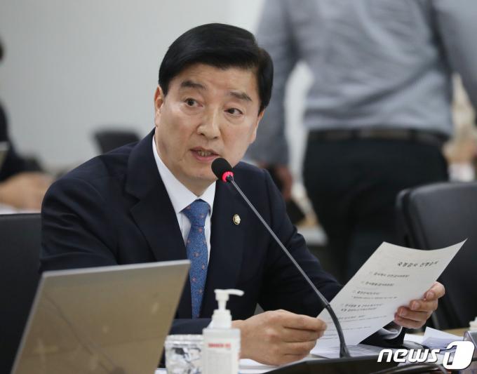 이해식 더불어민주당 의원이 17일 오후 경기 수원시 영통구 경기도청에서 열린 국회 행정안전위원회의 경기도에 대한 국정감사에서 질의를 하고 있다. 2023.10.17/뉴스1 ⓒ News1 김영운 기자