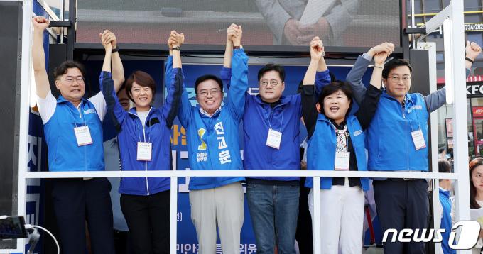 강서구청장 보궐선거 공식 선거운동 기간이 시작된 28일 오전 서울 강서구 화곡역 인근에서 열린 진교훈 더불어민주당 강서구청장 후보 선거대책위원회 출정식에서 홍익표 더불어민당 원내대표, 진교훈 후보 등 당 지도부가 필승을 다짐하고 있다. 왼쪽부터 박찬대, 고민정 최고위원, 진교훈 후보, 홍익표 원내대표, 서영교, 장경태 최고위원. 2023.9.28/뉴스1 ⓒ News1 박지혜 기자