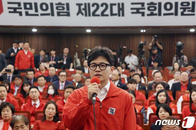 [사진] 한동훈 “출구조사 결과 실망, 개표 결과 지켜볼 것”