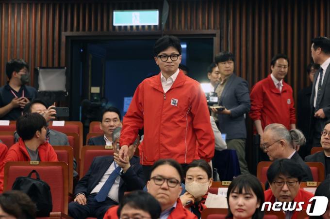 [사진] 개표 상황실 들어서는 한동훈