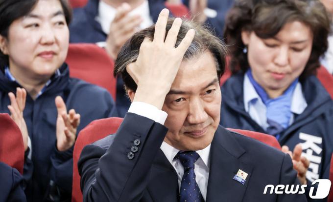[사진] 머리 쓸어넘기는 조국 대표