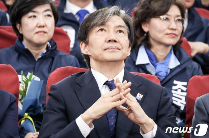[사진] 출구조사  결과 기다리는 조국