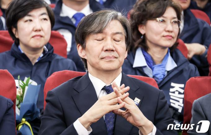 [사진] 조국 '담담하게'
