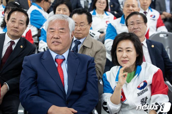 [사진] 자유통일당 황보승희 비례 후보와 개표방송 지켜보는 전광훈 고문