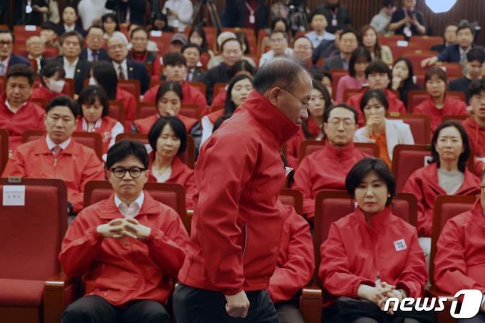 [사진] 개표상황실 나서는 윤재옥 원내대표