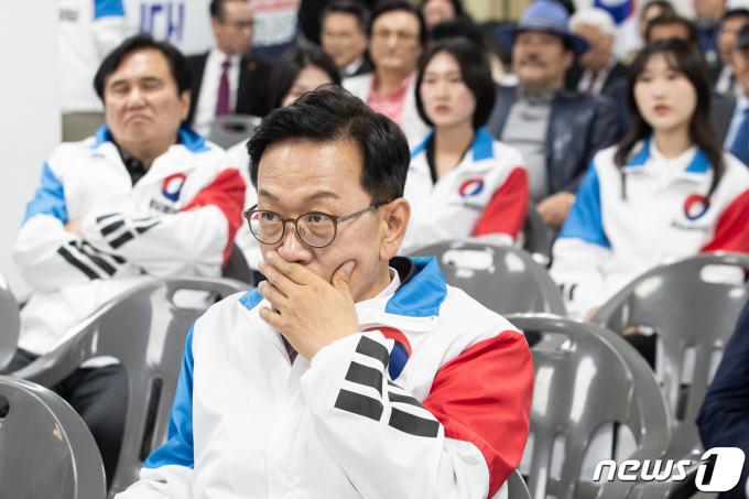 [사진] 개표방송 지켜보는 '윤 대통령 40년지기' 석동현 자유통일당 총괄선대위원장