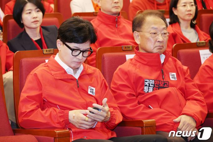 [사진] 출구조사 결과 발표 보는 한동훈