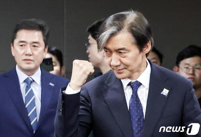 [사진] 조국 '주먹불끈'