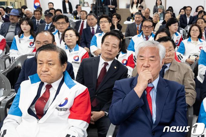 [사진] 총선 출구조사 지켜보는 자유통일당