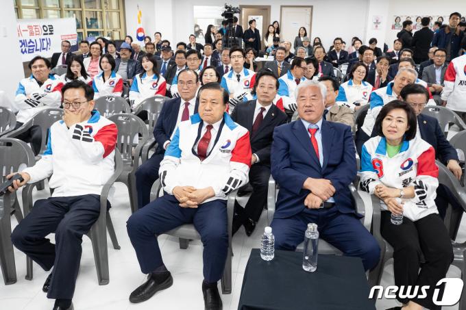 [사진] '국회 입성 기대' 개표방송 지켜보는 자유통일당