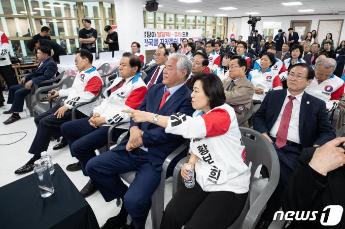 [사진] 총선 개표방송 지켜보는 자유통일당