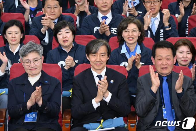 [사진] 조국혁신당에 핀 웃음