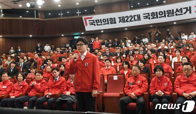 한동훈 국민의힘 비상대책위원장이 10일 오후 서울 여의도 국회도서관에 마련된 국민의힘 개표상황실에서 제22대 국회의원선거 개표방송 출구조사 결과를 시청한 뒤 발언을 하고 있다. (공동취재) 2024.4.10/뉴스1 ⓒ News1 송원영 기자