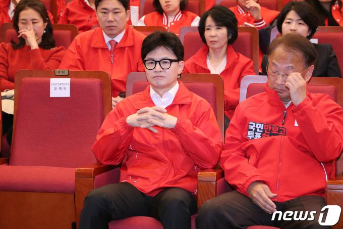 [사진] 개표 방송 보는 한동훈 위원장 '윤재옥 원내대표의 빈 자리'