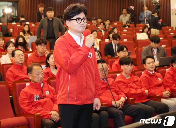 [사진] 한동훈 비대위원장 '출구조사 결과 실망'