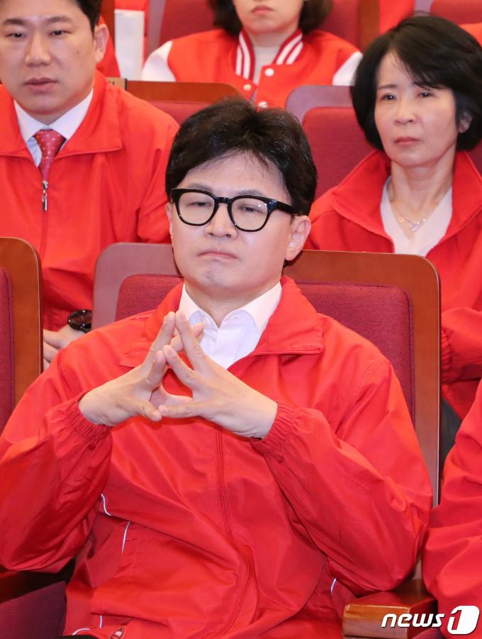 [사진] 개표 방송 시청하는 한동훈 위원장