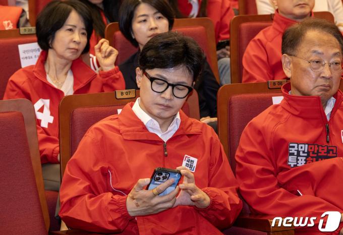 [사진] 스마트폰 바라보는 한동훈