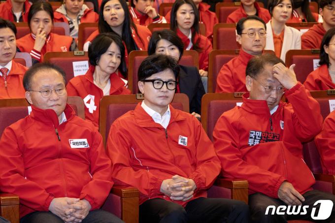 [사진] 굳은표정의 국민의힘