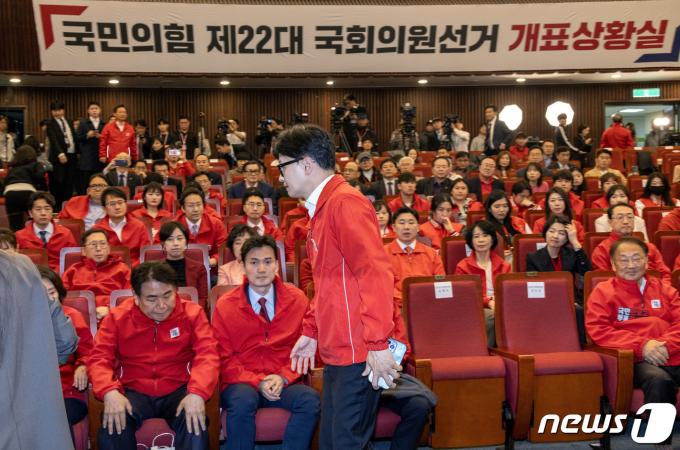 [사진] 입장 밝힌 뒤 상황실 나가는 한동훈