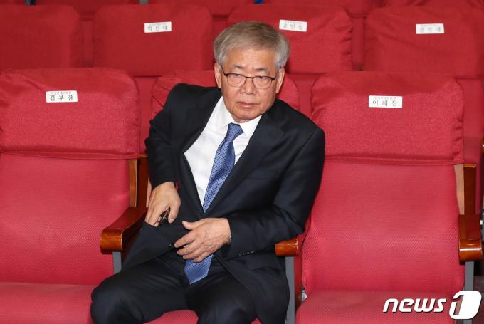 [사진] 개표방송 지켜보는 임혁백 공천관리위원장