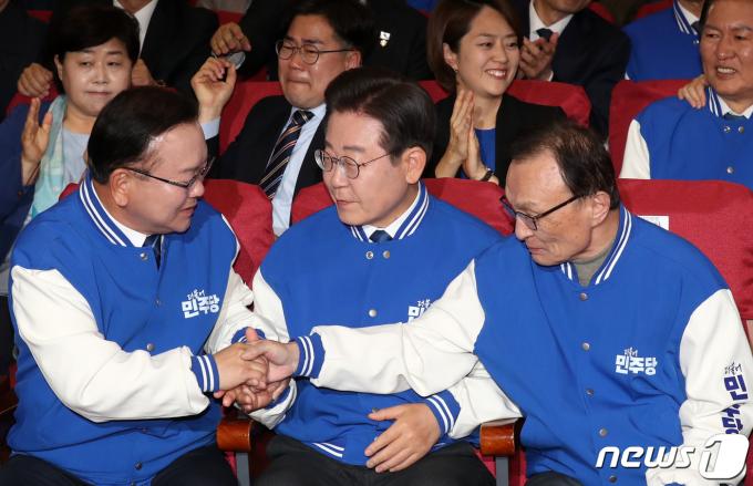 [사진] 악수 나누는 이재명·이해찬·김부겸