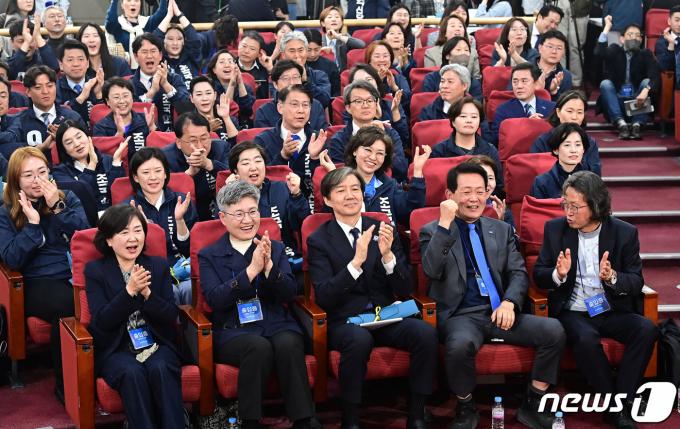 [사진] 조국혁신당, 출구조사 결과에 환호성