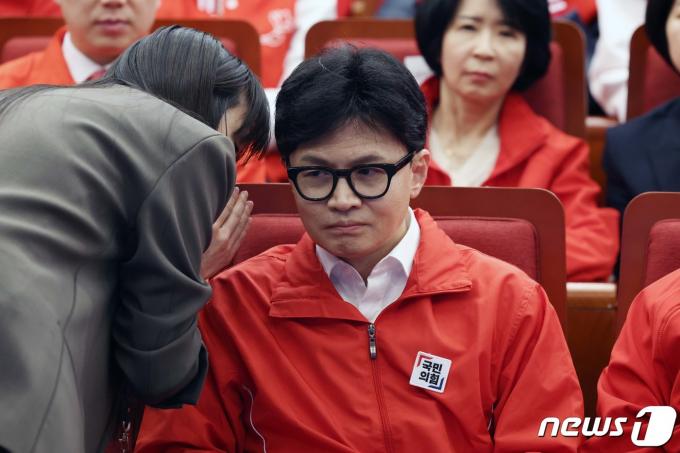[사진] 당직자와 대화하는 한동훈