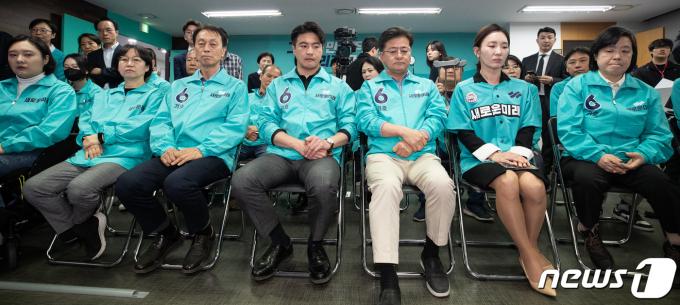 [사진] 굳은 표정의 새로운미래