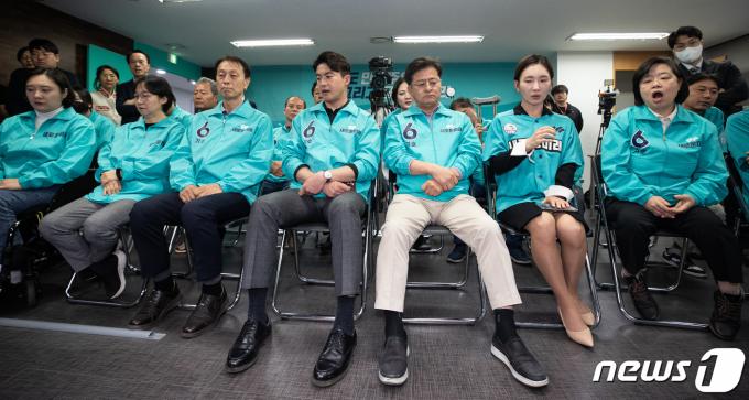 [사진] 새로운미래 개표상황실 '탄식'