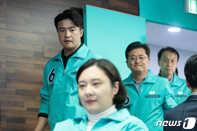 [사진] 개표상황실 들어서는 새로운미래 지도부