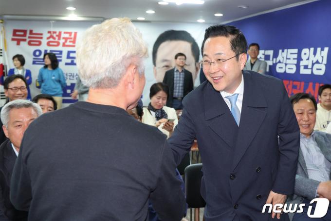 [사진] 지지자들과 인사나누는 박성준 후보