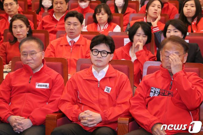 [사진] 출구조사 결과에 착잡한 표정의 한동훈