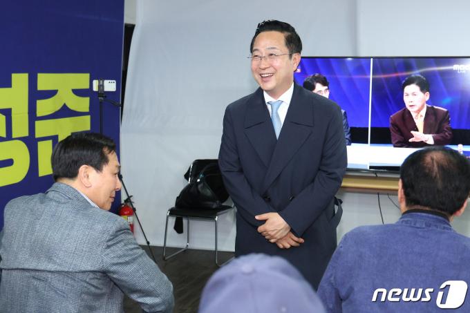[사진] 미소짓는 박성준 후보