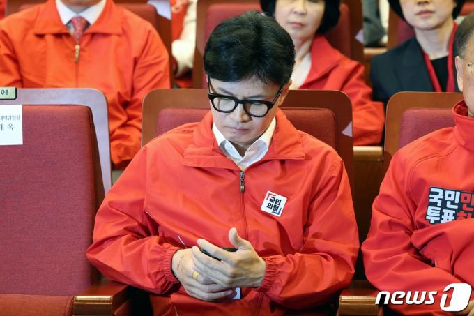[사진] 휴대전화 살펴보는 한동훈